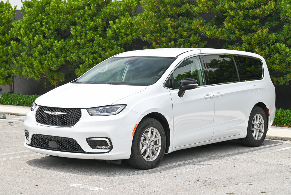 Used 2024 Chrysler Pacifica Touring-L FWD image 1