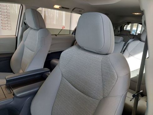 Used 2022 Toyota Sienna LE image 6