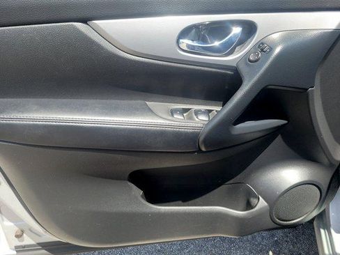 Used 2020 Nissan Rogue Sport SL FWD image 19