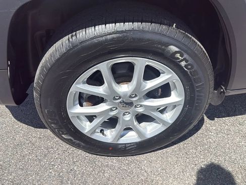 Used 2016 Jeep Cherokee Latitude w/ Cold Weather Group AWD/4WD image 3