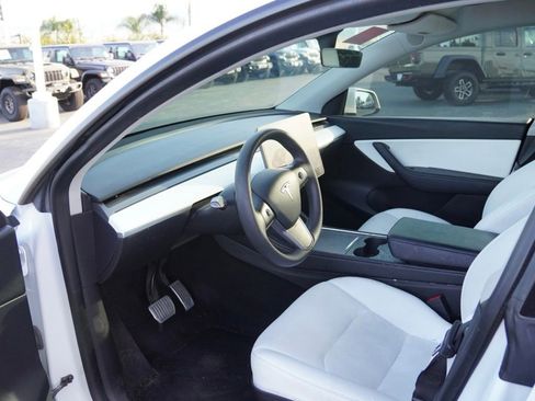 Used 2022 Tesla Model Y Long Range image 15