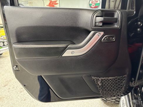 Used 2015 Jeep Wrangler Unlimited Rubicon image 23