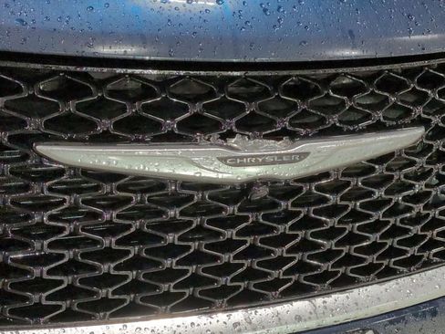 Used 2021 Chrysler Pacifica Touring-L image 4