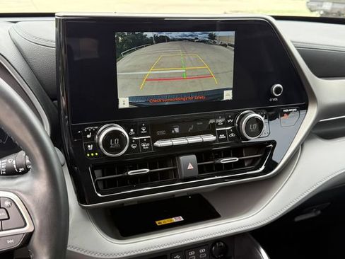 Used 2023 Toyota Highlander Limited FWD image 17