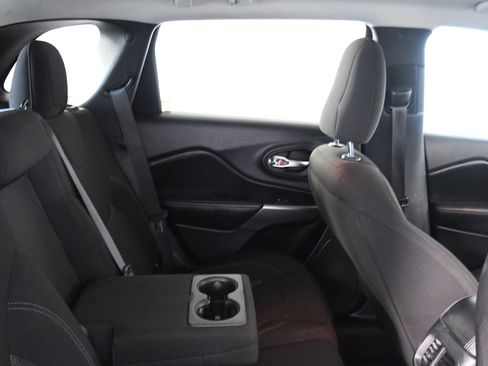 Used 2019 Jeep Cherokee Latitude w/ Popular Appearance Group image 23