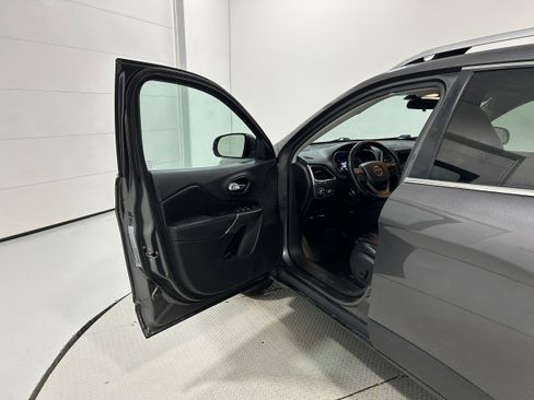 Used 2019 Jeep Cherokee Latitude Plus AWD/4WD image 25