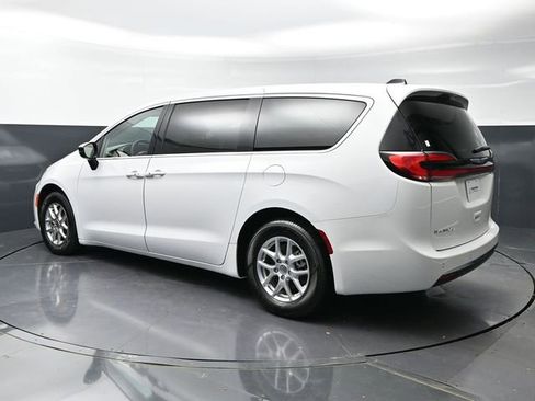 Used 2024 Chrysler Pacifica Touring-L image 7