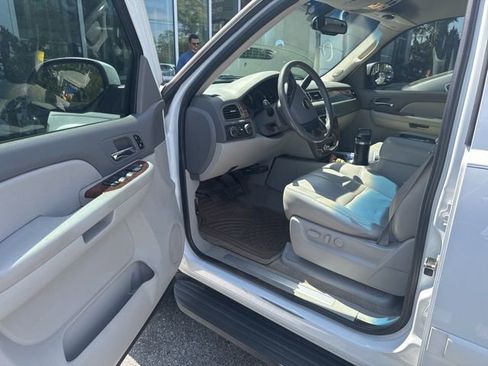 Used 2007 Chevrolet Suburban 2500 LT w/ LT Preferred Equipment Group image 9