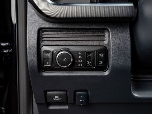 Used 2025 Ford F450 Platinum w/ FX4 Off-Road Package image 22