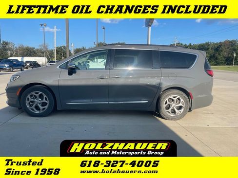 Used 2023 Chrysler Pacifica Limited FWD image 1