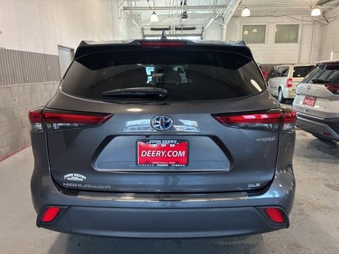 Used 2023 Toyota Highlander XLE image 3