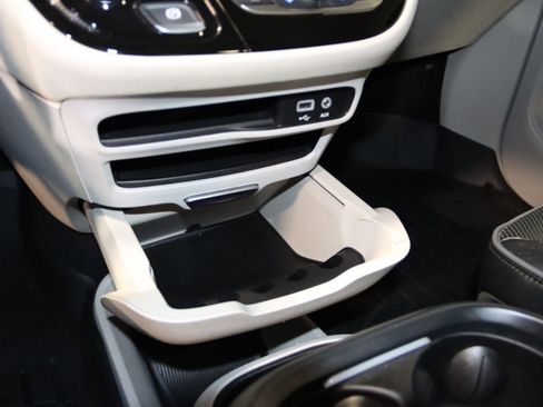 Used 2018 Chrysler Pacifica Limited FWD image 21