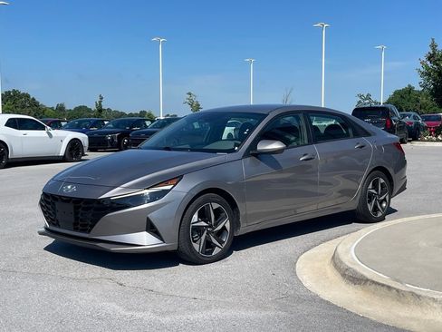 Used 2023 Hyundai Elantra SEL w/ Convenience Package FWD image 4