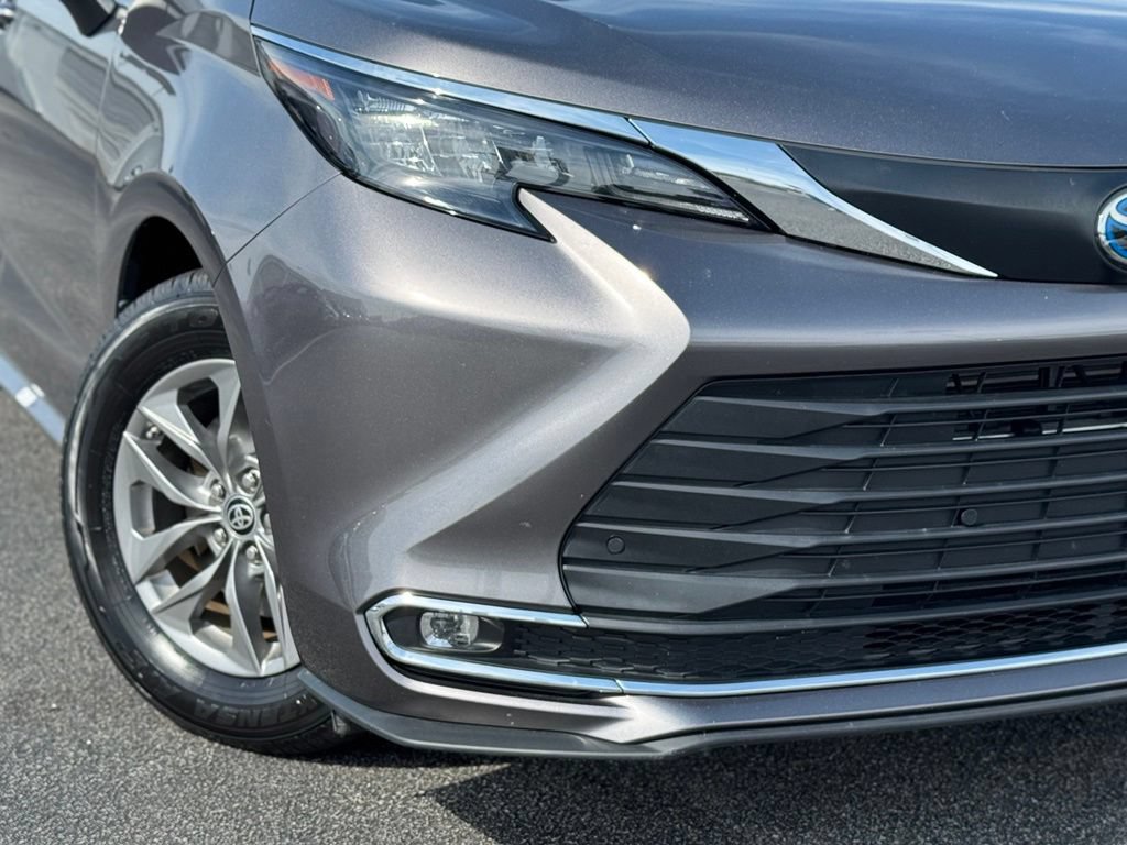 Used 2024 Toyota Sienna XLE FWD image 3