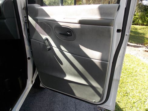 Used 2003 Ford E-350 and Econoline 350 Super Duty image 9