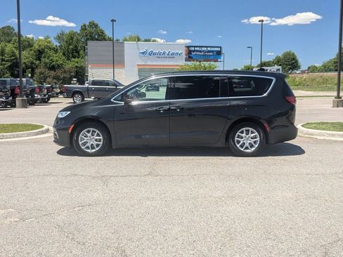 Used 2023 Chrysler Pacifica Touring-L FWD image 2