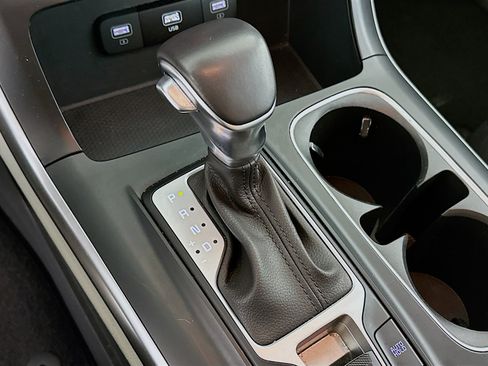 Used 2024 Kia Carnival LX image 24