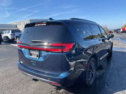 Used 2021 Chrysler Pacifica Touring-L w/ Uconnect Theater Family Group image 5