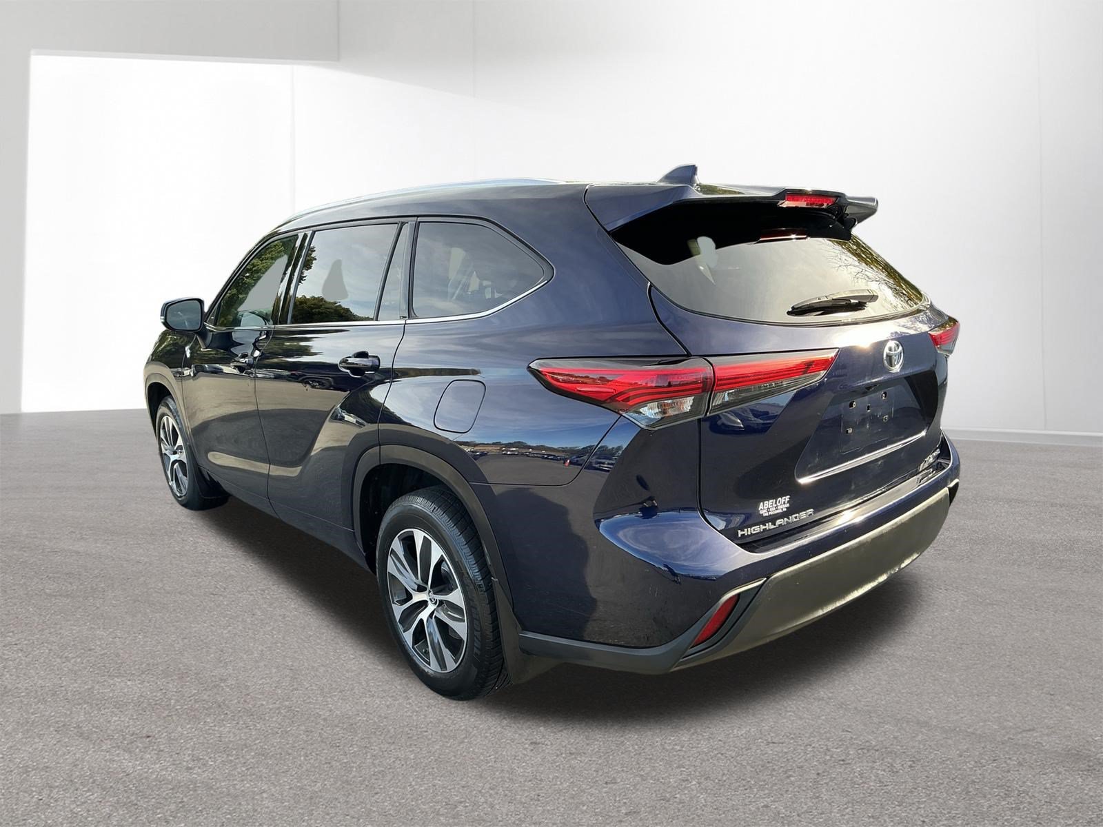 Used 2021 Toyota Highlander XLE AWD/4WD image 5