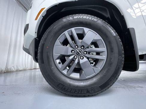 Used 2025 Nissan Frontier SV image 14