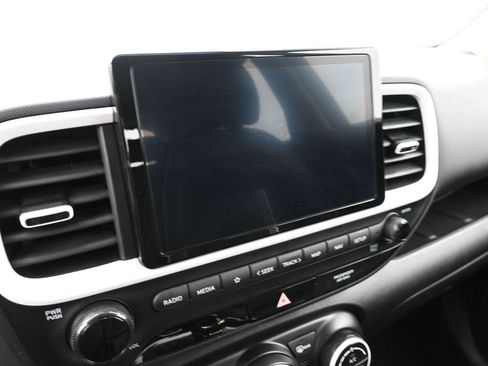 Used 2024 Hyundai Venue Limited image 33