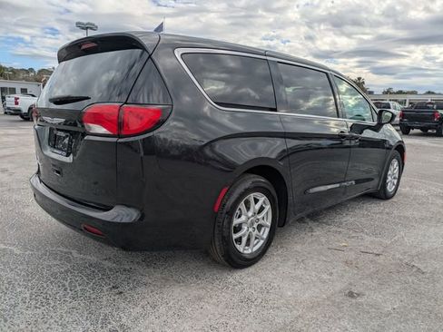 Used 2023 Chrysler Voyager LX image 7