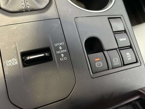 Used 2023 Toyota Highlander XLE FWD image 22