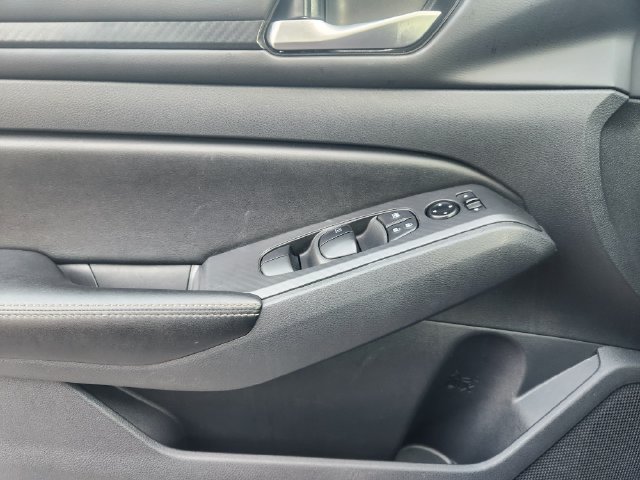 Used 2025 Nissan Altima 2.5 SV FWD image 21