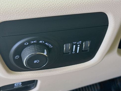 Used 2023 Jeep Grand Cherokee Limited RWD image 17