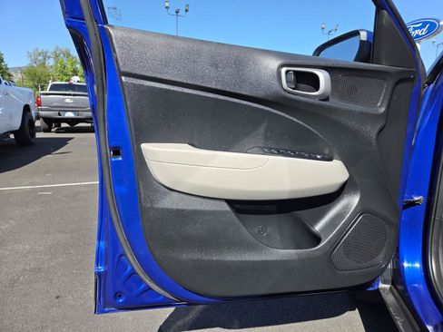 Used 2023 Hyundai Venue SEL FWD image 12