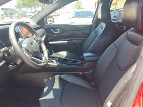 Used 2025 Jeep Compass Trailhawk AWD/4WD image 4