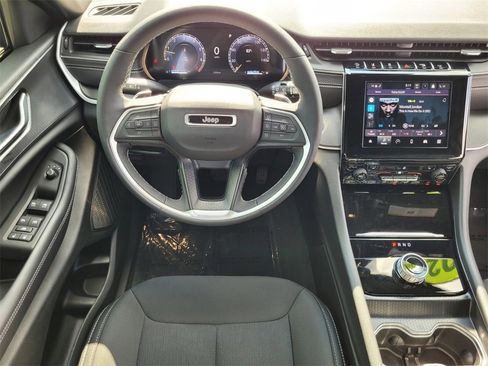 Used 2025 Jeep Grand Cherokee Laredo X w/ Luxury Tech Group I image 18