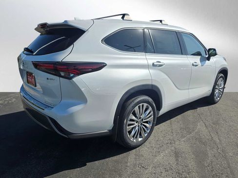 New 2026 Toyota Highlander Platinum image 3