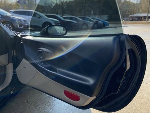 Used 2004 Chevrolet Corvette Convertible w/ Preferred Equipment Group image 15