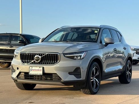 Used 2024 Volvo XC40 B5 Core AWD/4WD image 3