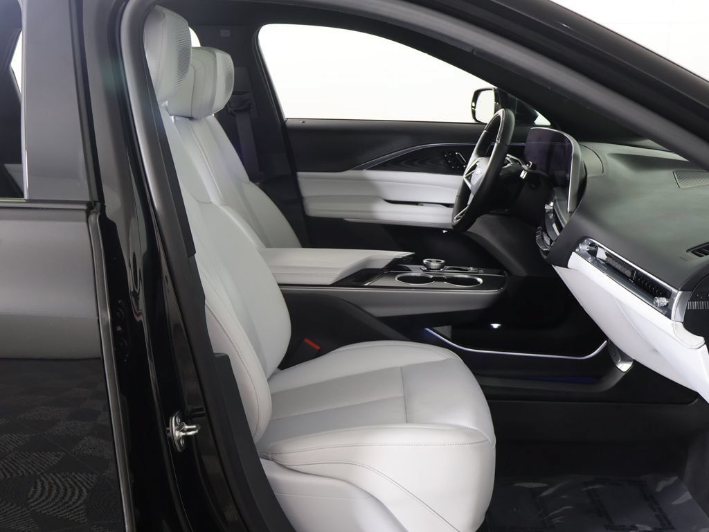 Used 2024 Cadillac Lyriq Sport RWD image 32