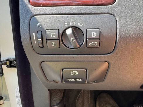 Used 2008 Volvo XC70 3.2 image 9