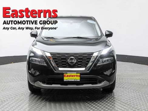 Used 2021 Nissan Rogue SV image 3