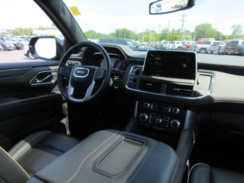 Certified 2024 GMC Yukon XL SLT w/ SLT Premium Package AWD/4WD image 28