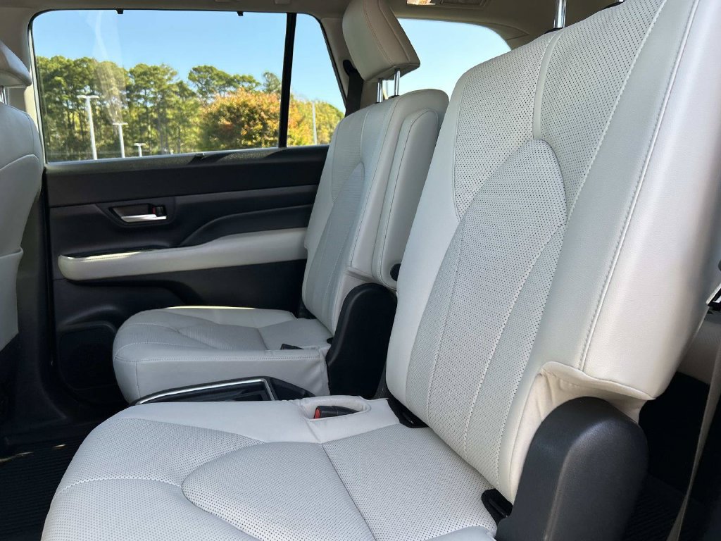 Used 2024 Toyota Grand Highlander AWD image 18