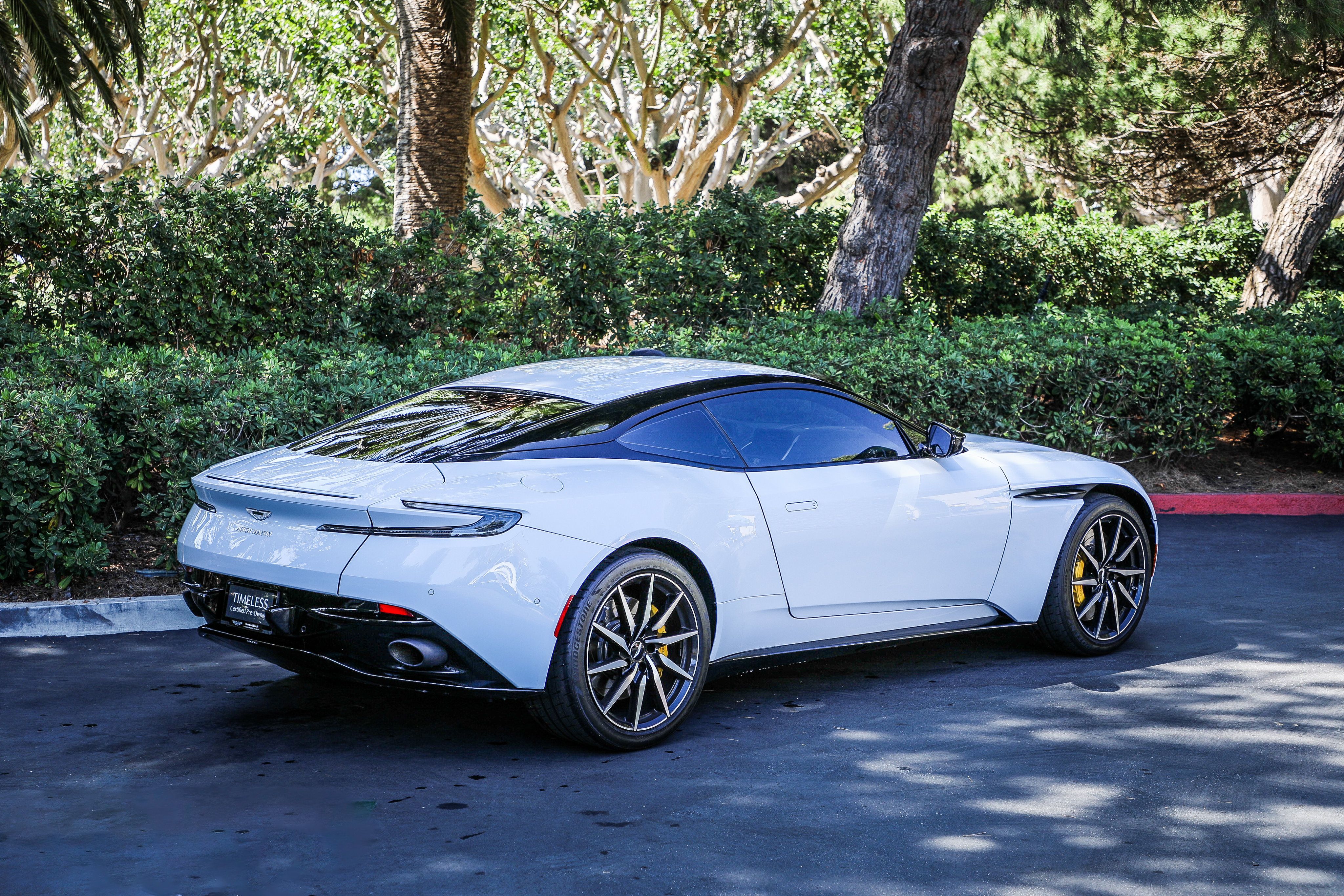 Used 2022 Aston Martin DB11 Coupe RWD image 3