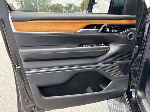 Used 2023 Jeep Grand Wagoneer Series III AWD/4WD image 19