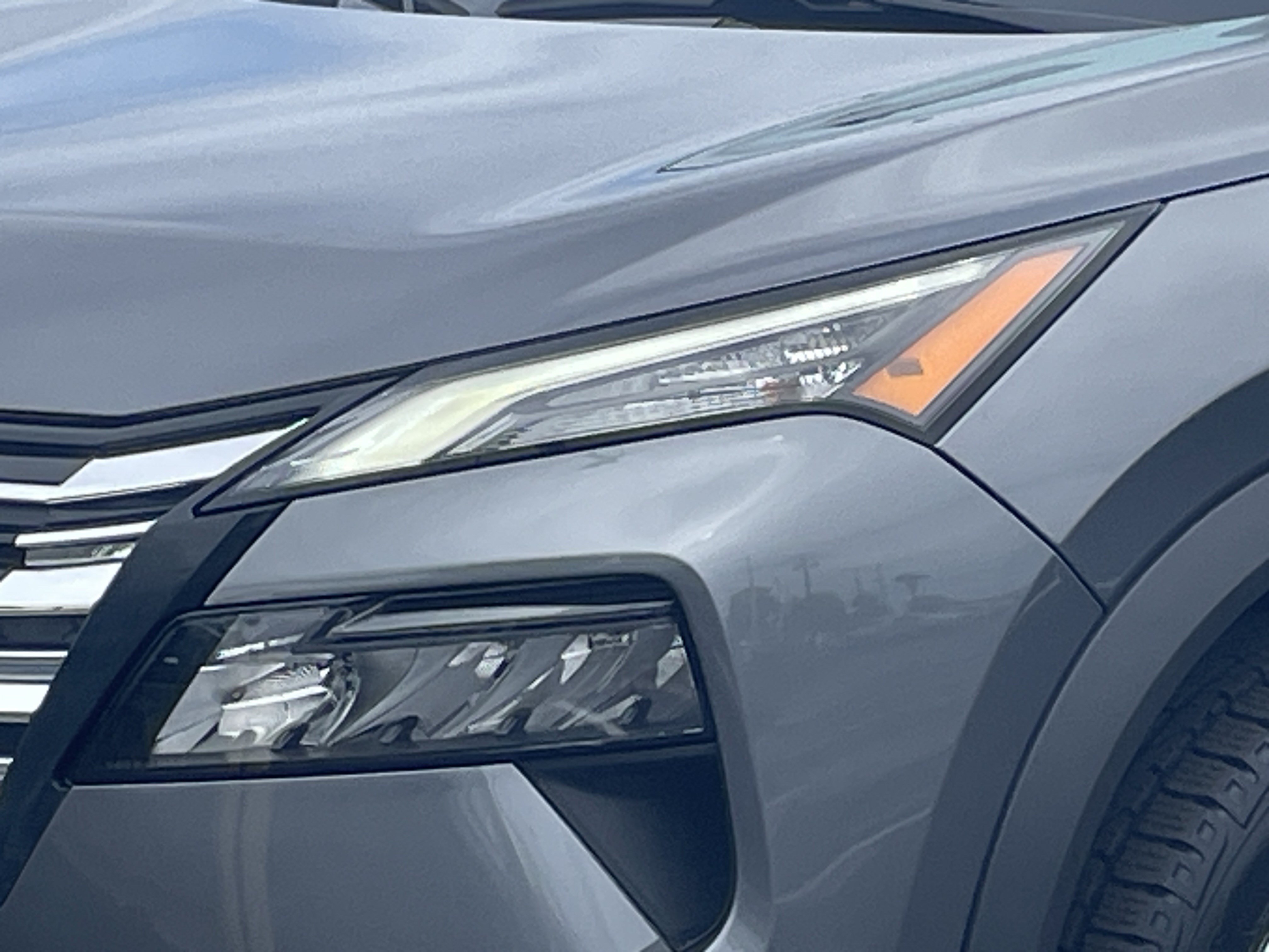 Used 2025 Nissan Rogue SV AWD/4WD image 6