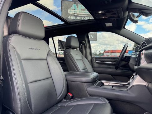 Used 2021 GMC Yukon Denali w/ Denali Premium Package image 18