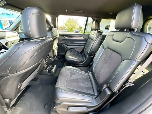 Used 2023 Jeep Grand Cherokee L Laredo image 23