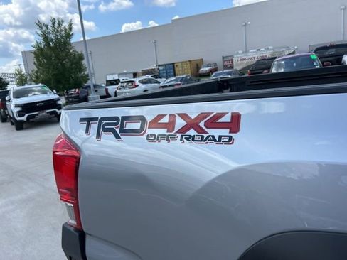Used 2017 Toyota Tacoma TRD Off-Road AWD/4WD image 4