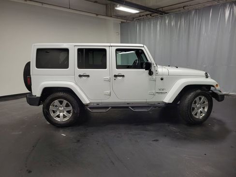 Used 2017 Jeep Wrangler Unlimited Sahara w/ Connectivity Group AWD/4WD image 10