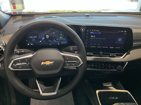 New 2026 Chevrolet Equinox LT w/ Convenience Package II FWD image 17