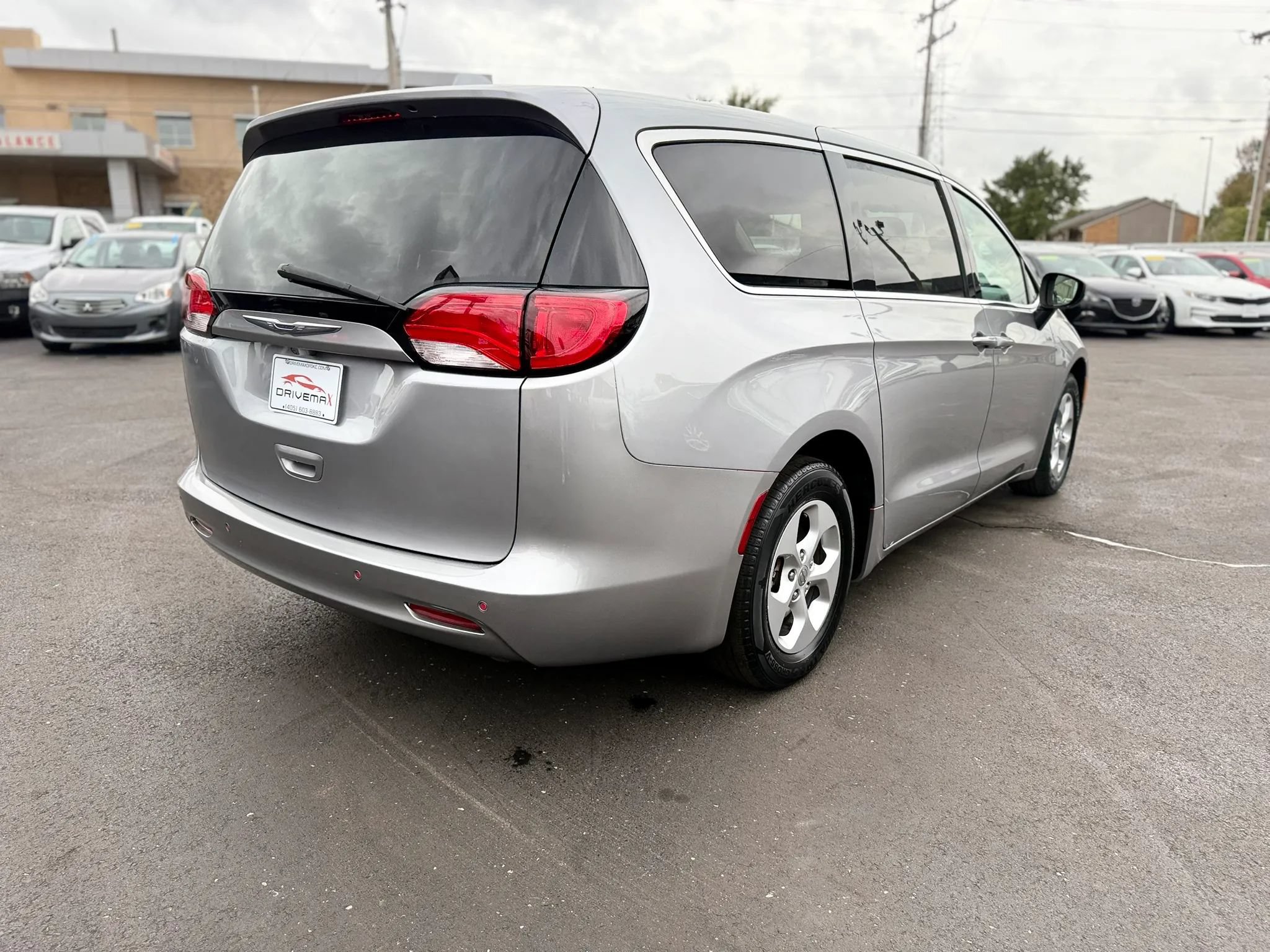 Used 2017 Chrysler Pacifica LX w/ Tire & Wheel Group FWD image 3