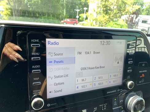 Used 2022 Toyota Highlander XLE image 24